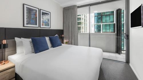 Ένα ή περισσότερα κρεβάτια σε δωμάτιο στο Oaks Brisbane on Margaret Suites