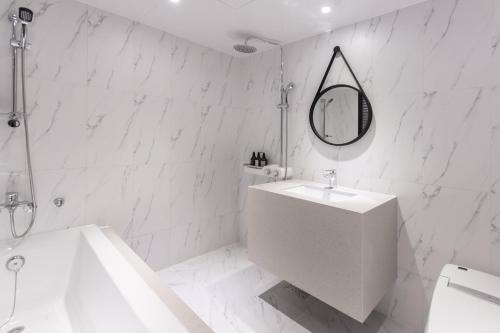 Koupelna v ubytování BrownDot Hotel Centum