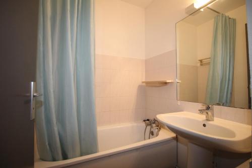 カネ・アン・ルシヨンにあるBEA122 - Appartement vue mer !のバスルーム(シンク、シャワーカーテン付)