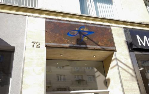 a window of a store with a sign on it at Apartamenty Efekt 72 in Gdynia