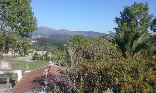 Vista general de una montaña o vista desde the country house 