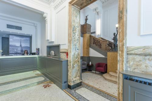 Best Quality Hotel Dock Milano في تورينو: مرآة كبيرة في غرفة مع درج