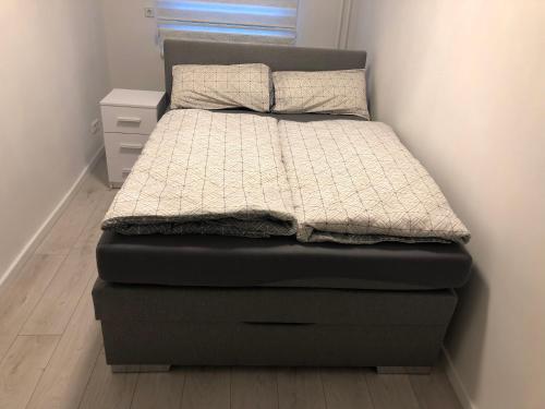 a bed with a black foot board in a bedroom at Ferienwohnung in Beelitz Heilstätten in Beelitz