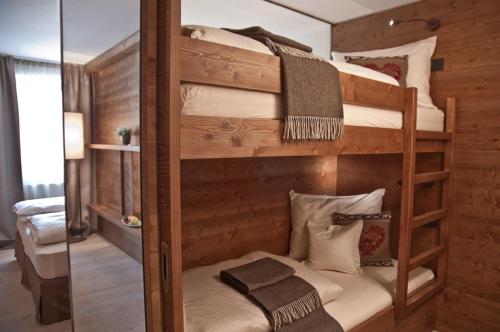 ein paar Etagenbetten in einem Zimmer in der Unterkunft Ariston Dolomiti Residence in Toblach