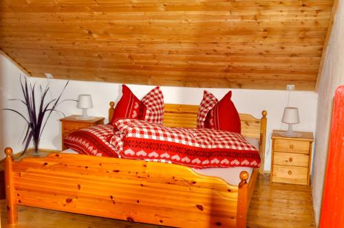 
Ein Bett oder Betten in einem Zimmer der Unterkunft "0" Sterne Hotel Weisses Rössl in Leutasch/Tirol
