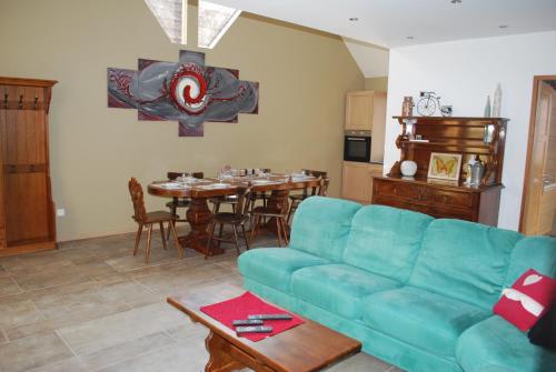 un salon avec un canapé bleu et une table dans l'établissement LE LOFT, à Wintzenheim