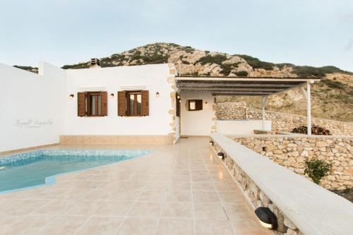 Bazén v ubytování Anemolia Villa nebo v jeho okolí