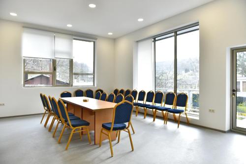 einen Konferenzraum mit einem Tisch und Stühlen in der Unterkunft GreenWood Hotel in Dilidschan