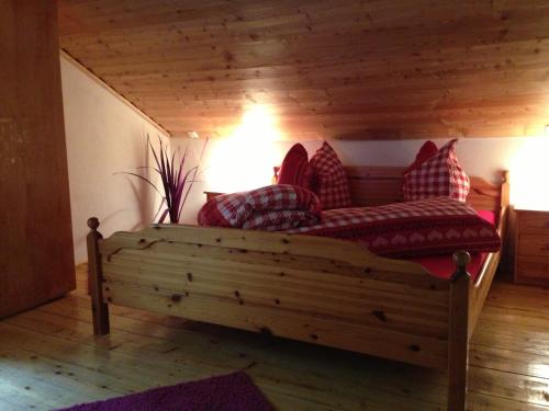 "0" Sterne Hotel Weisses Rössl in Leutasch/Tirolにあるベッド