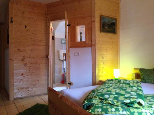 "0" Sterne Hotel Weisses Rössl in Leutasch/Tirolにあるベッド