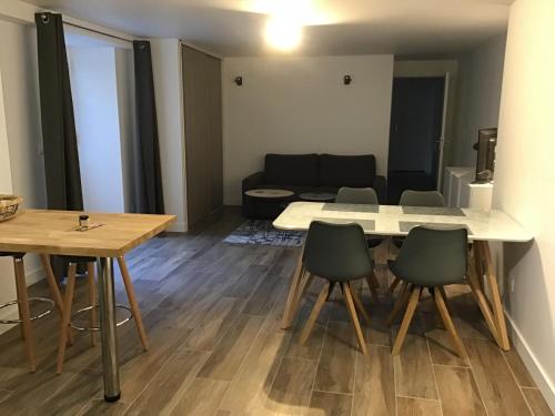 Afbeelding uit fotogalerij van Appartement "Le Clos" pour 4 personnes avec un parking privé in Saint-Nectaire