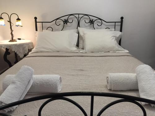 イドラにあるRania's Houseのベッドルーム(白い枕の大型ベッド1台付)