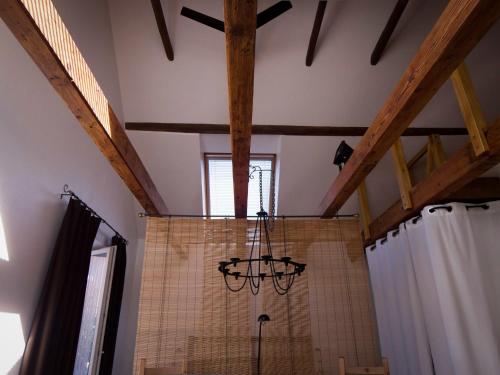 a chandelier hanging from the ceiling in a bathroom at Lüttje Teihn in Pilsum