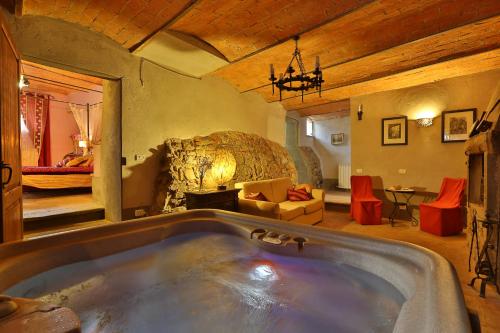 a large bathroom with a tub in a room at La Miccia in Pergine Valdarno