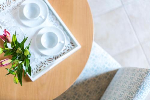 Ruang duduk di Phaedra Suites