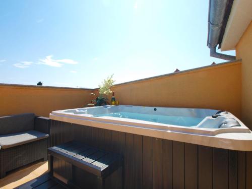 wanna z hydromasażem na dachu budynku w obiekcie House Vesna 1479 w mieście Banjole