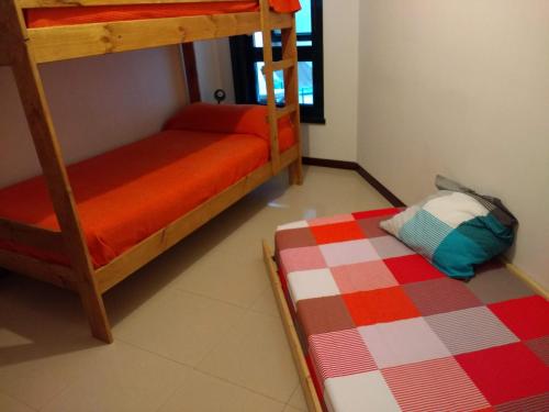 Un dormitorio con dos literas y una almohada en el suelo. en Apartamento San Roque, en Finisterre