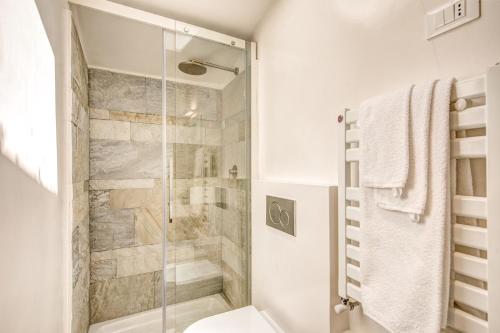 Ванная комната в Appartamento di design con vista sui monti