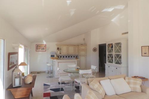 Spacious and bright flat Downtown and Beaches - Swimming Pool