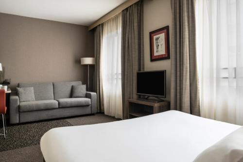 Una televisión o centro de entretenimiento en Aparthotel Adagio La Défense Esplanade