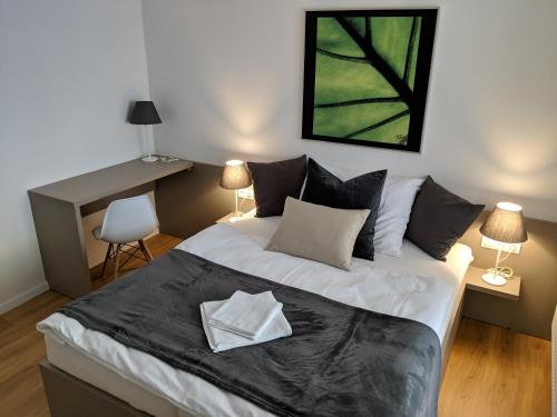 sypialnia z łóżkiem i biurkiem z 2 lampami w obiekcie AP 1 - Apartments 4U Březinova "Overnight Simply" w mieście Hradec Králové