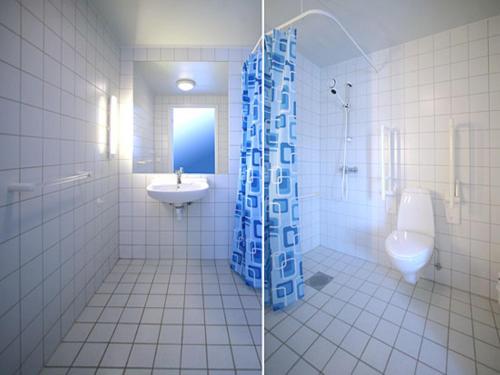 SangisにあるSangis Motell och Campingのバスルーム(トイレ、洗面台付)の写真2枚