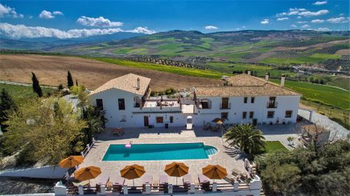 einen Luftblick auf eine Villa mit einem Pool in der Unterkunft El Amparo in Alhama de Granada