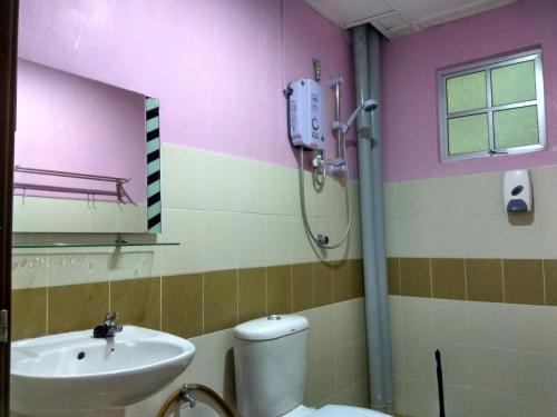 un bagno con un water e un lavandino di Tenang & Tranquil Homestay - B605 Cameron Highlands a Brinchang
