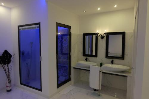 un bagno con due lavandini e due specchi di White Room idromassaggio su richiesta a Napoli