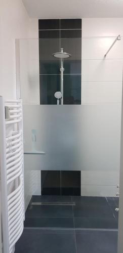 ein weißes Badezimmer mit einem Waschbecken und einem Spiegel in der Unterkunft Ferienwohnung Preiss in Sassnitz