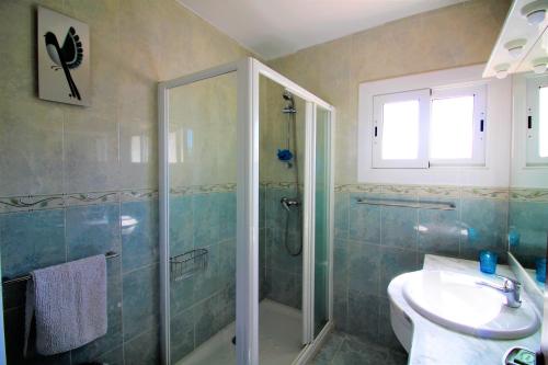 a bathroom with a shower and a sink and a toilet at Global Immo 3213 Horizonte Azul in Roses