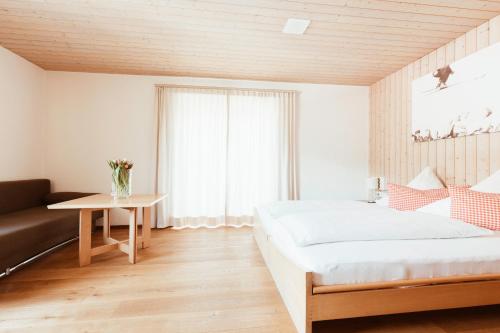Hotel Hubertus Mellau GmbHにあるベッド