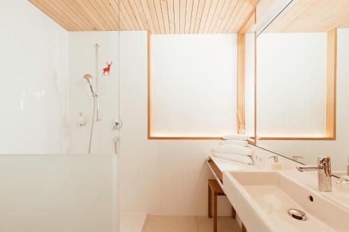Kylpyhuone majoituspaikassa Hotel Hubertus Mellau GmbH