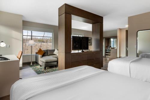Un pat sau paturi într-o cameră la Cambria Hotel - Arundel Mills BWI Airport