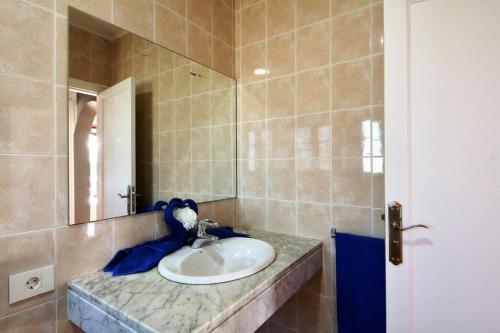 bagno con lavandino e specchio di Relax Tiñosa Apartment a Puerto del Carmen