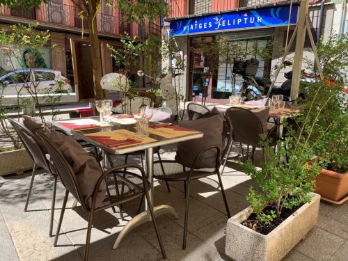 Un restaurante o sitio para comer en Hostal Del Ripollès