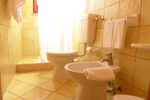 uma casa de banho com um WC e um lavatório em La Suma Sumalia em Noto