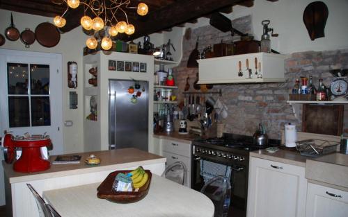 een keuken met een tafel met een kom bananen erop bij Camomilla in Ravenna