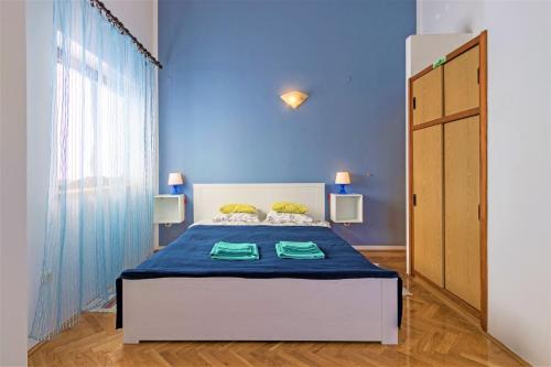 um quarto azul com uma cama com paredes azuis em Dream View Medulin em Medulin