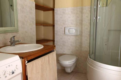 W łazience znajduje się toaleta, umywalka i prysznic. w obiekcie Ferme Equestre Les Coccinelles w mieście Lurs