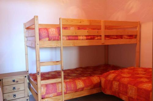 sypialnia z 2 łóżkami piętrowymi i łóżkiem w obiekcie Ferme Equestre Les Coccinelles w mieście Lurs