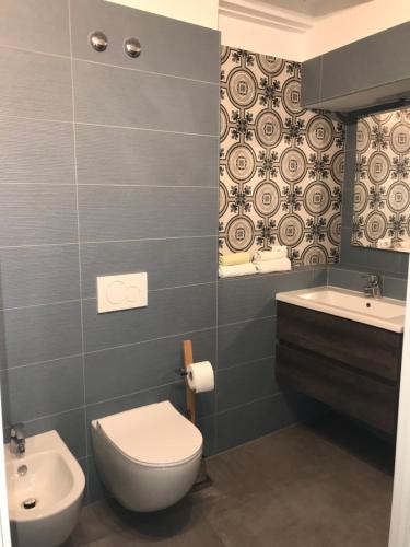 a bathroom with a toilet and a sink at Antica Residenza I Ronchi Di Bellagio in Bellagio