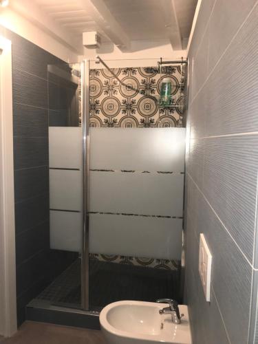 a bathroom with a shower and a sink at Antica Residenza I Ronchi Di Bellagio in Bellagio