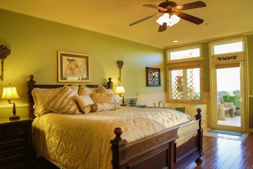 een slaapkamer met een bed en een plafondventilator bij High Ridge Manor in Paso Robles
