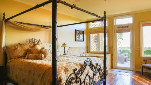 um quarto com uma cama de dossel num quarto em High Ridge Manor em Paso Robles