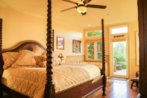 1 dormitorio con 1 cama y ventilador de techo en High Ridge Manor, en Paso Robles