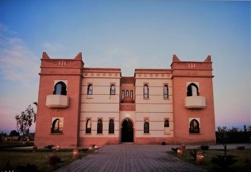 a large brick building with a large doorway at Villa Diaf Johanne in Aït Ourir