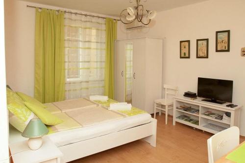 Camera piccola con letto e TV di Studio apartment Forum - Zadar a Zara (Zadar)