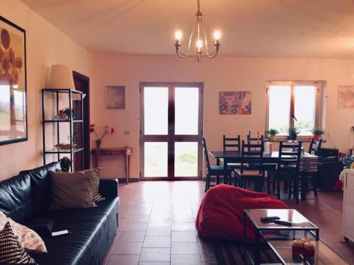 sala de estar con sofá y comedor en Large secluded villa, fabulous countryside views, beautiful Piedmonte landscape, en Castelnuovo Belbo