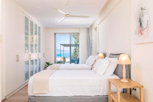 Posteľ alebo postele v izbe v ubytovaní Melithea Seaview Villa